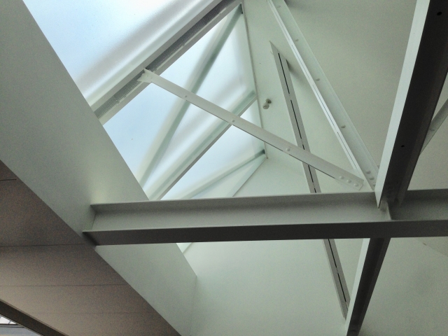 曇りガラスで変わったデザインの天窓