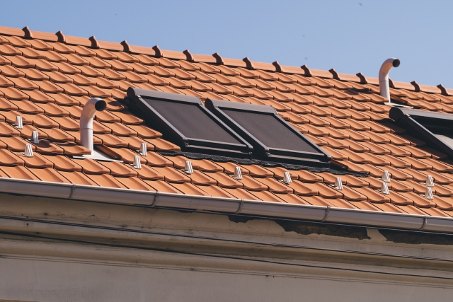 オレンジ色の屋根に付いた天窓